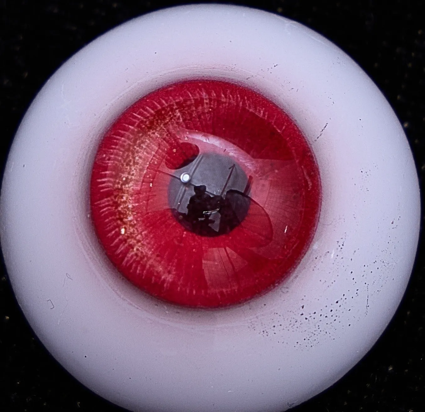 Eye colour 15 — ruby red