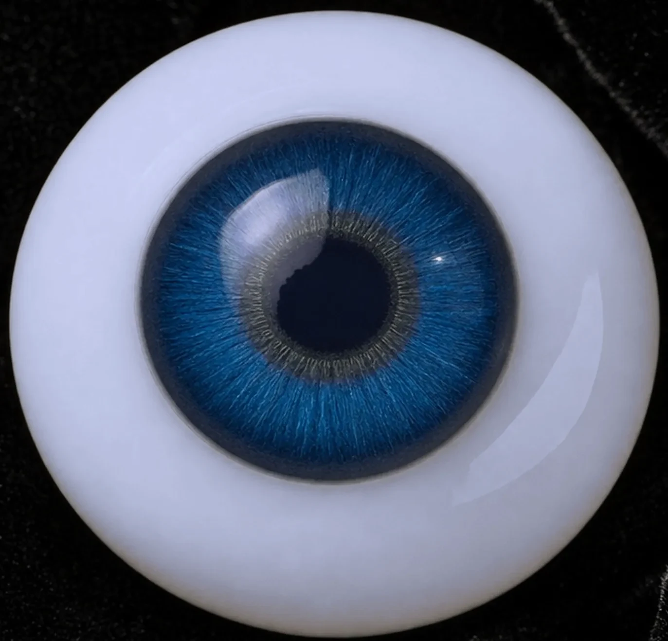 Eye colour 19 — deep blue